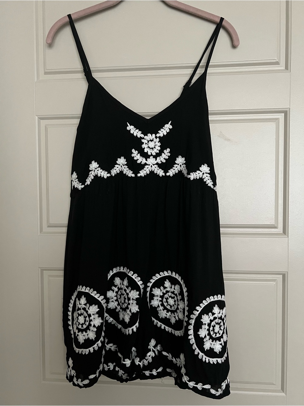 LF NWT embroidered white and black romper 8/small summer vacation